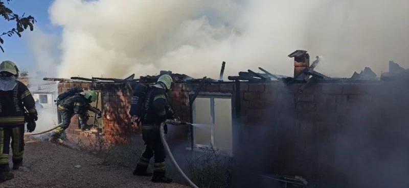 Evleri yanan Özgül ailesinin ilk misafiri Başkan Zolan oldu
