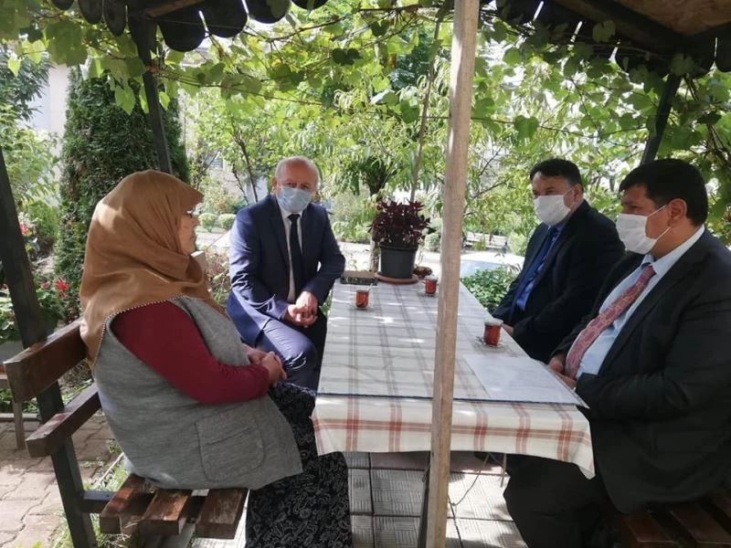 Müdürlerden Kızılay şehidinin ailesine ziyaret
