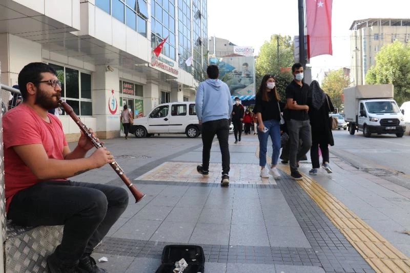 Düğünler eğlenceler yasaklanınca ekmeğini sokaktan çıkarıyorlar
