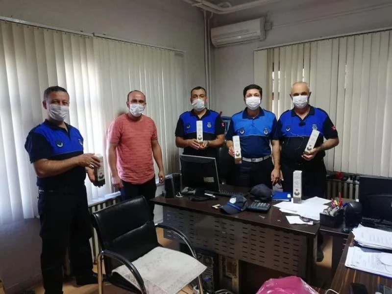 Zabıtalara bağışıklık sistemini güçlendiren keçiboynuzu pekmezi hediye etti
