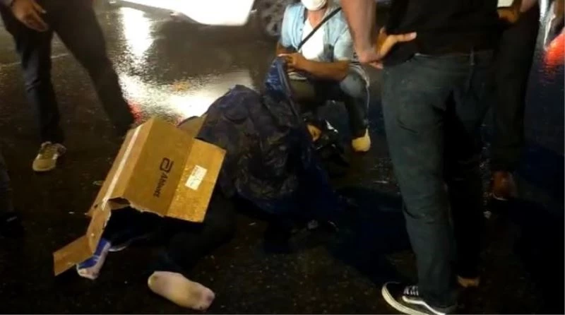 Kaza yapan motosikletliyi kartonla yağmurdan korudular
