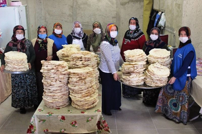 Kadınlar cami yaptırabilmek için yufka satıyor, tuğla taşıyor
