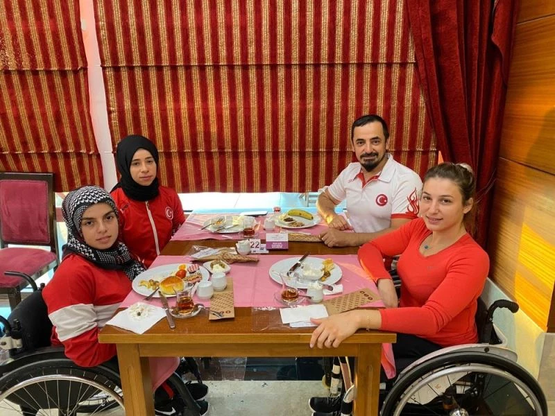 Altın kızlara abur cubur yasağı
