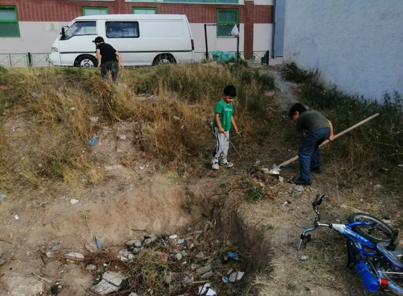 Çocukların kazma kürekli bisiklet aşkı
