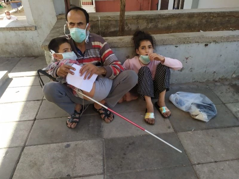 Görme engelli adam epilepsi hastası oğlu için hastane köşelerinde şifa bekliyor

