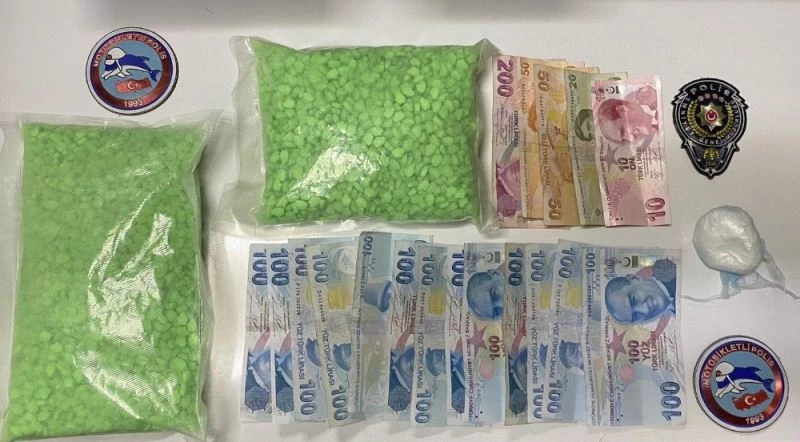 Fatih’te polisten kaçan şüpheliler 1 kilodan fazla uyuşturucu ile yakalandı
