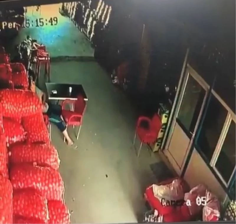 Gözlerine baka baka cep telefonlarını çaldı
