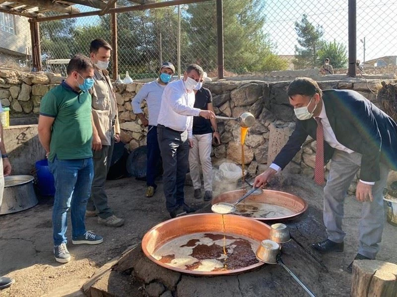 Gercüş Kaymakamı Şekerci, pekmez kaynattı
