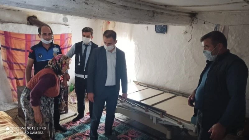 Gördes’te ihtiyaç sahiplerine hasta yatakları teslim edildi
