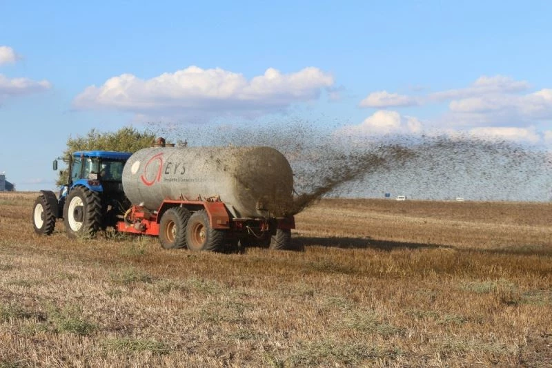 Çiftlik gübreleri tarım arazileriyle buluştu
