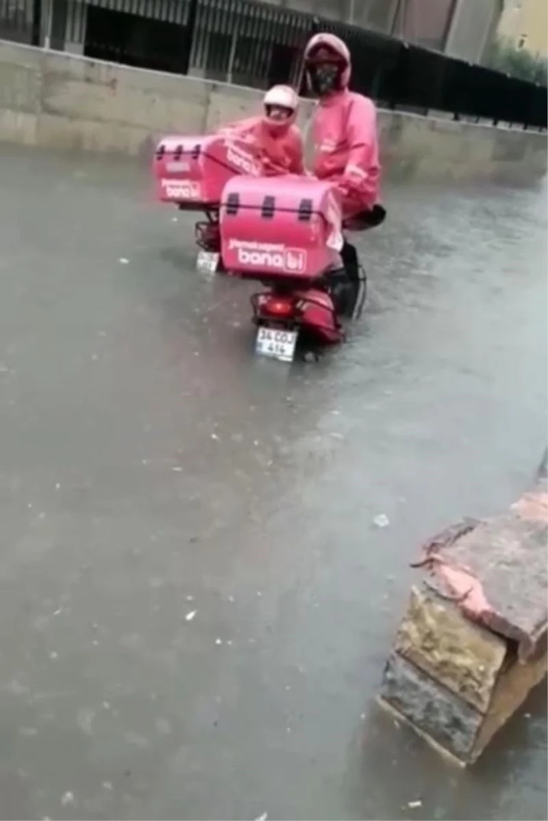 Yoğun yağış sonrası sipariş götüren motosikletli kuryeler mahsur kaldı
