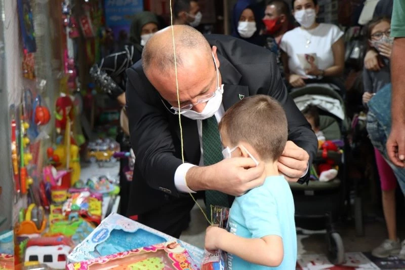 Vali Atik maskeye takmak istemeyen miniği ikna etti
