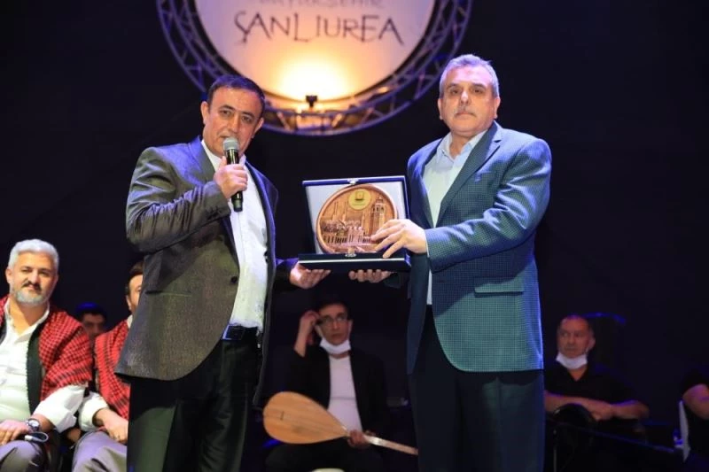 Sanatçı Mahmut Tuncer hemşehrileriyle buluştu
