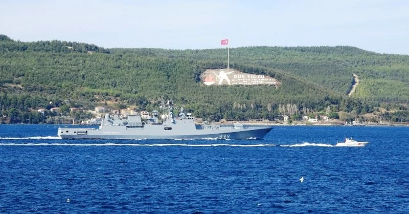 Rus savaş gemisi ’Admiral Makarov’ Çanakkale Boğazı’ndan geçti
