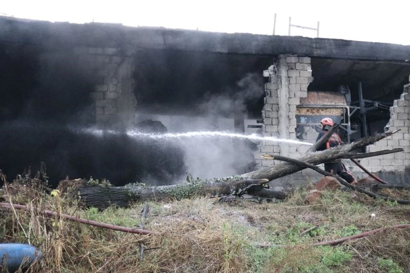 Sakarya’da kauçuk fabrikasında çıkan yangın paniğe neden oldu
