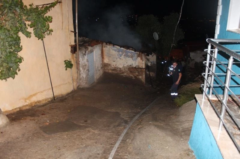 Mum evi tutuşturdu, yangını söndürmeye çalışırken yaralandı
