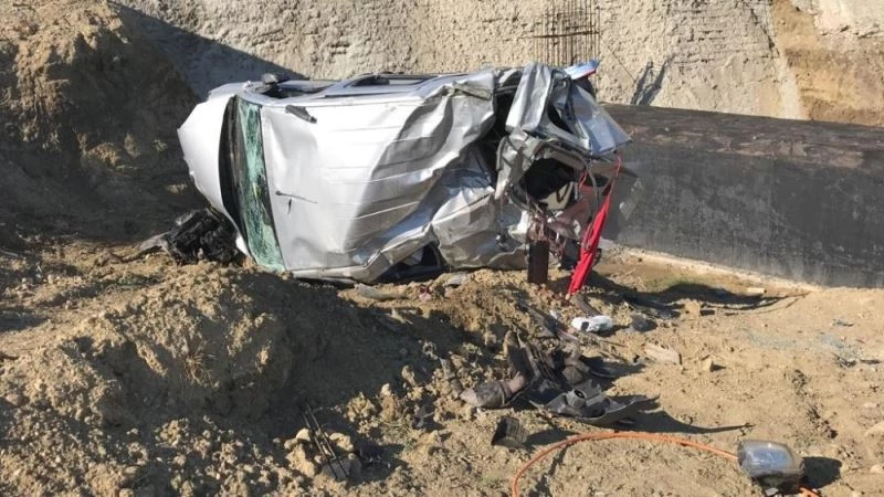 Karşı şeride geçen araç takla atarak menfeze uçtu: 2 yaralı
