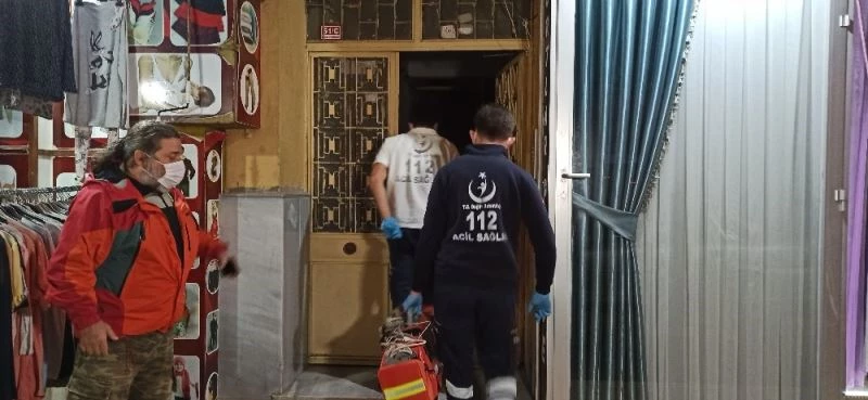 Karantinadaki oğlu ve gelininin ziyaretine gidemediği adam evinde ölü bulundu
