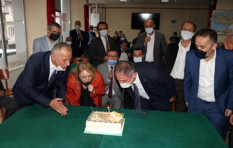 AK Parti Muhtarlar gününü pastayla kutladı
