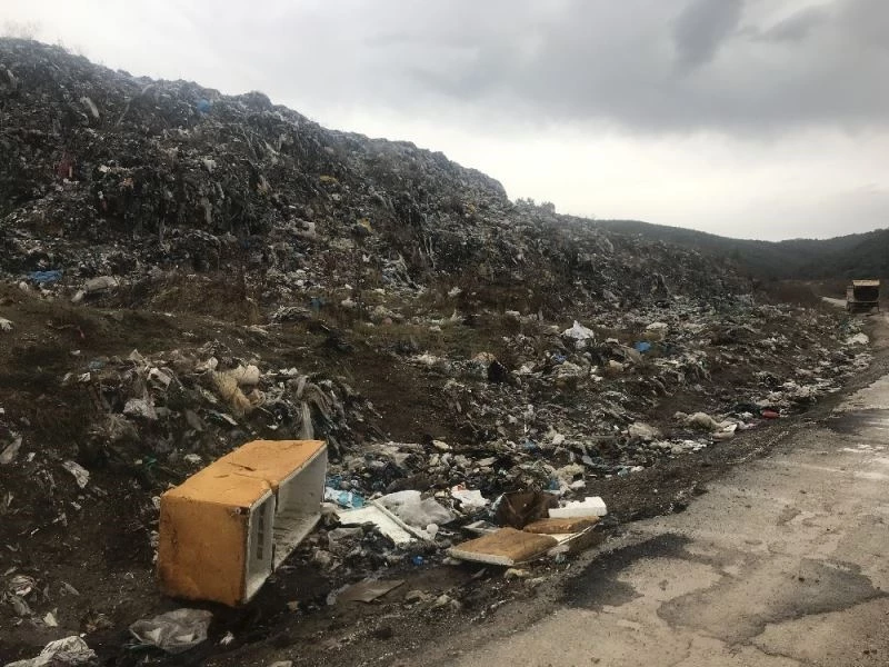 Yollarının genişletilip çöp alanının ıslah edilmesini bekliyorlar
