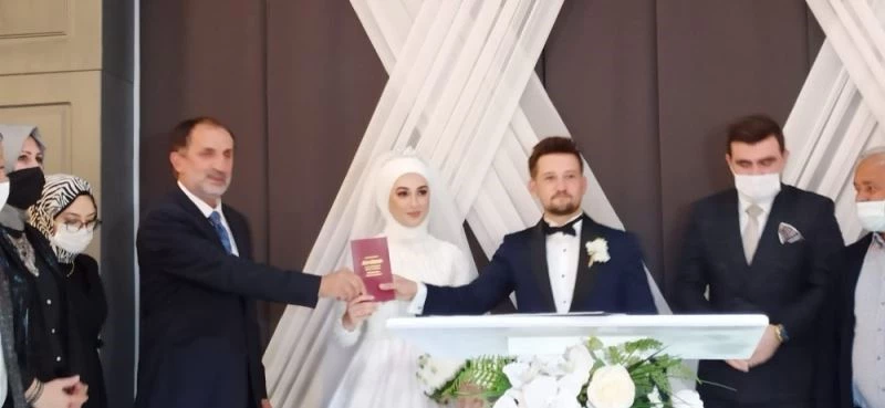 Belediye Başkanı Şahin kızına nikah cüzdanının kendisi verdi

