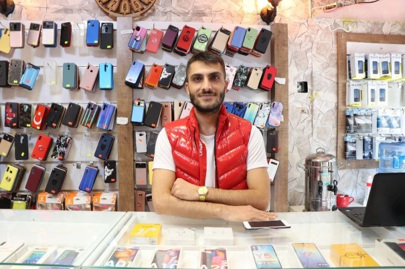 Çırağa tezgah kurup sıfır telefon çaldı, geriye dönüp dağıttığı reyonu topladı
