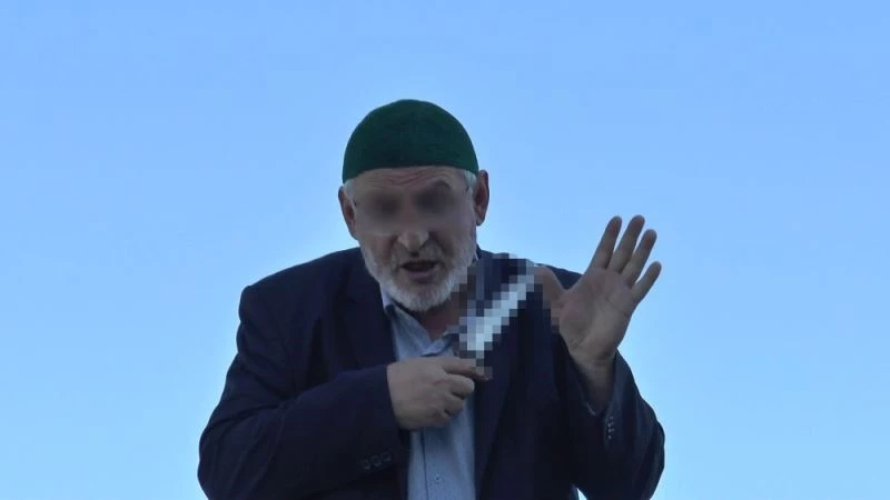 Traktörün üzerine çıkarak boğazına bıçak dayayan yaşlı adamı Vali Memiş ikna etti
