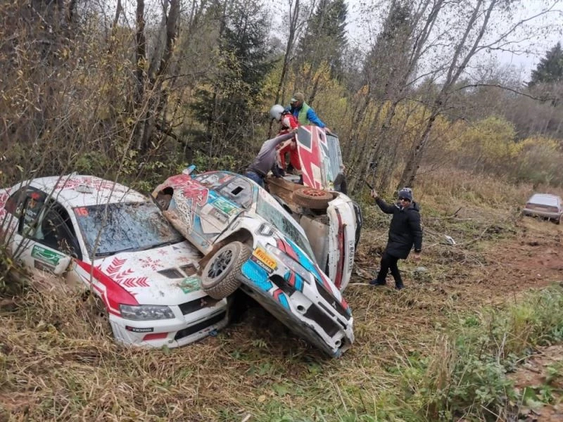 Rus rallisinde 6 araç aynı noktaya uçtu
