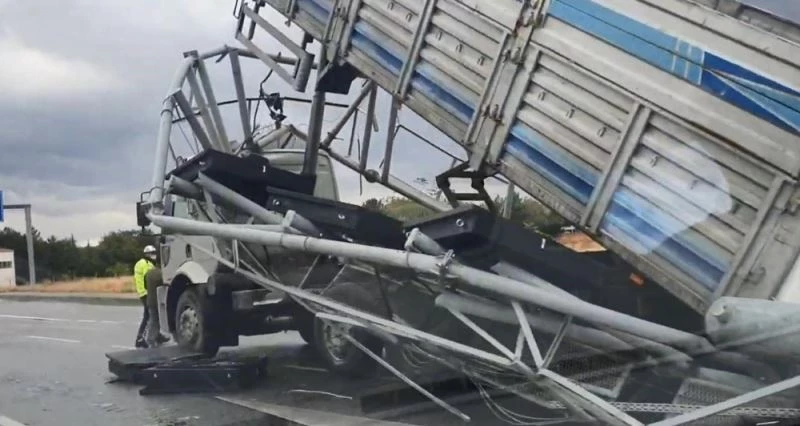 Damperi açılan kamyon yön levhasını devirdi
