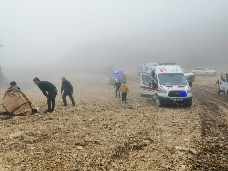 Kayak merkezinde dolgu çalışması yapan greyder devrildi: 3 yaralı
