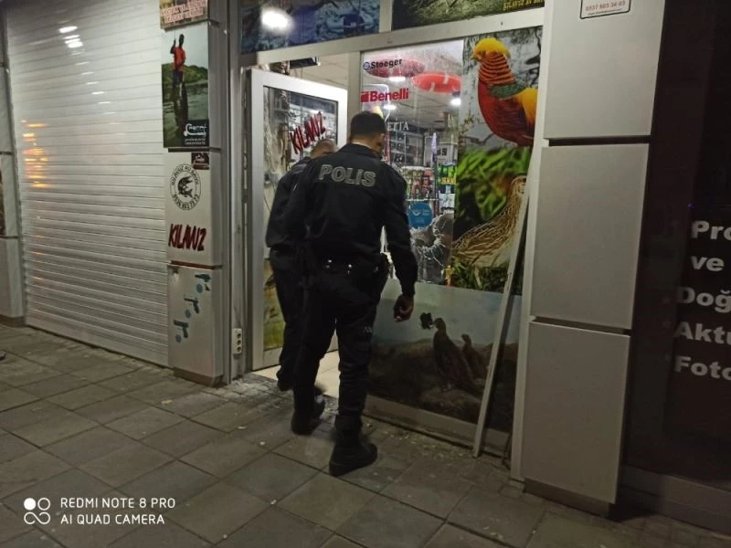 Başkent’te ruhsatsız tüfek satmayan esnafa ailesinin yanında kurşun yağdırdılar
