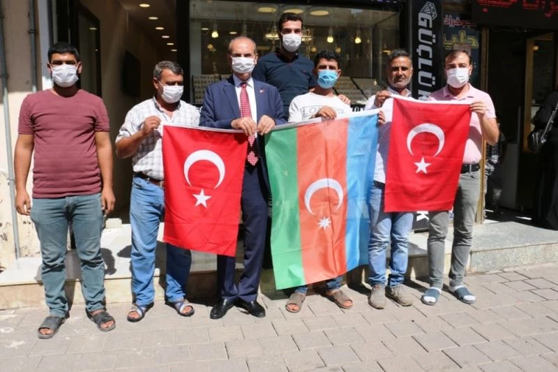 Sınırın sıfır noktasından Azerbaycan’a bayraklı destek
