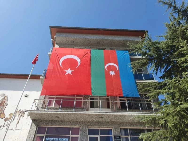Burdur Belediyesi kenti Türk ve Azerbaycan bayraklarıyla donattı
