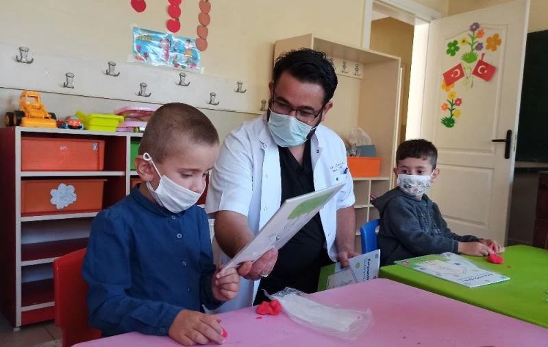 Pandeminin kahramanı doktorlardan köy öğrencilerine kitap desteği
