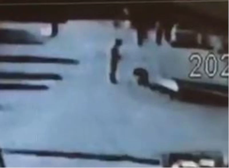 Sokak ortasında kavga ettiği engelliyi şah damarından bıçakladı
