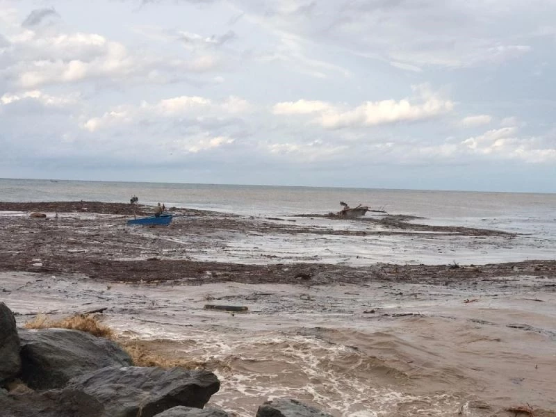 Selin sürüklediği odunları denizden kayık ile topladılar

