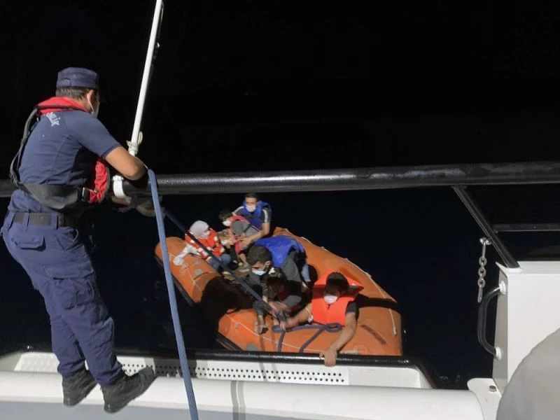 Yunanlılar geri itti, Türk Sahil Güvenlik kurtardı
