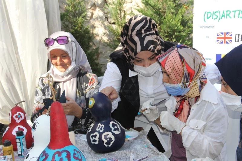 Pandemide evden çıkamayan “özel bireyler” süs kabaklarını boyadı
