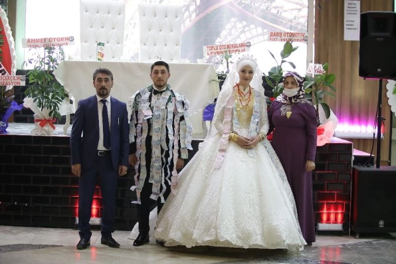 1 saatlik aşiret düğününün 40 dakikası takı töreniyle geçti
