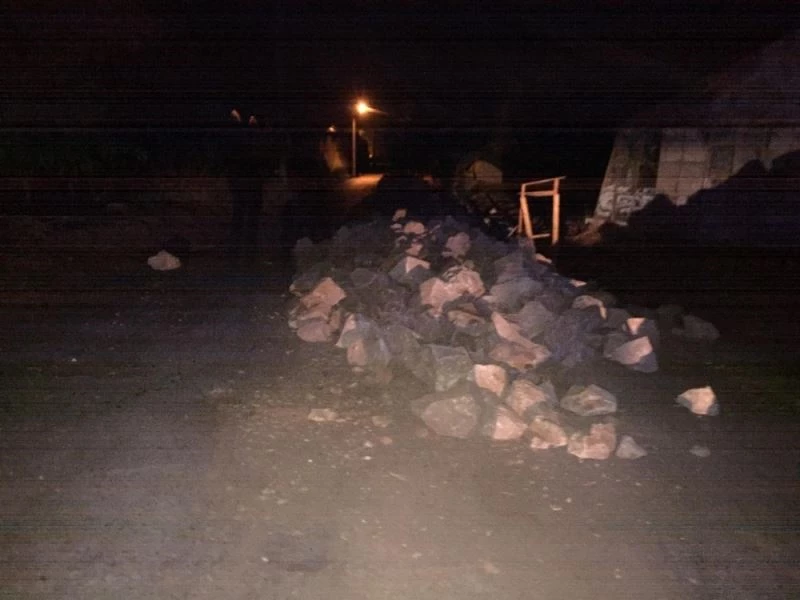 Yol kenarındaki taş yığınlarına çarpan motosiklet sürücüsünden acı haber
