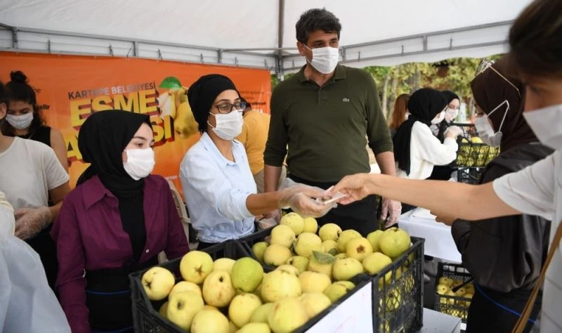 Belediye başkanı tezgahın başına geçti, 1 ton ayva 1 saatte tükendi

