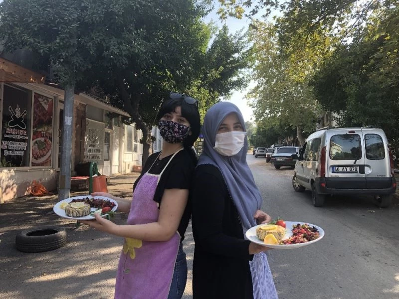 Eşinin kapattığı dükkanı hamsili pilav yaparak açtı
