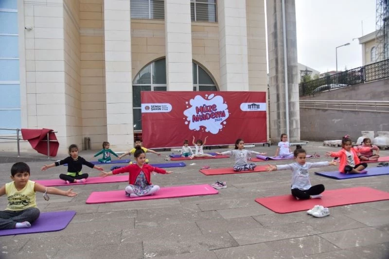 Pandemi sürecinden bunalan çocuklar yoga ile rahatladılar
