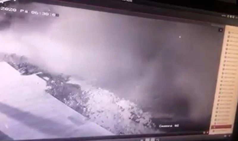 Refüje çarpan tır, tozu dumana katıp yan yattı
