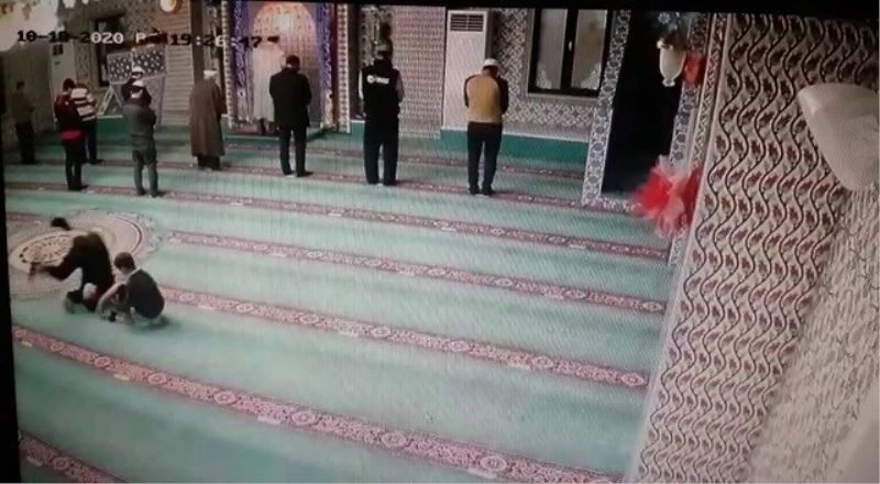 Oğluna camiyi sevdirmeye çalışan baba amacına ulaştı
