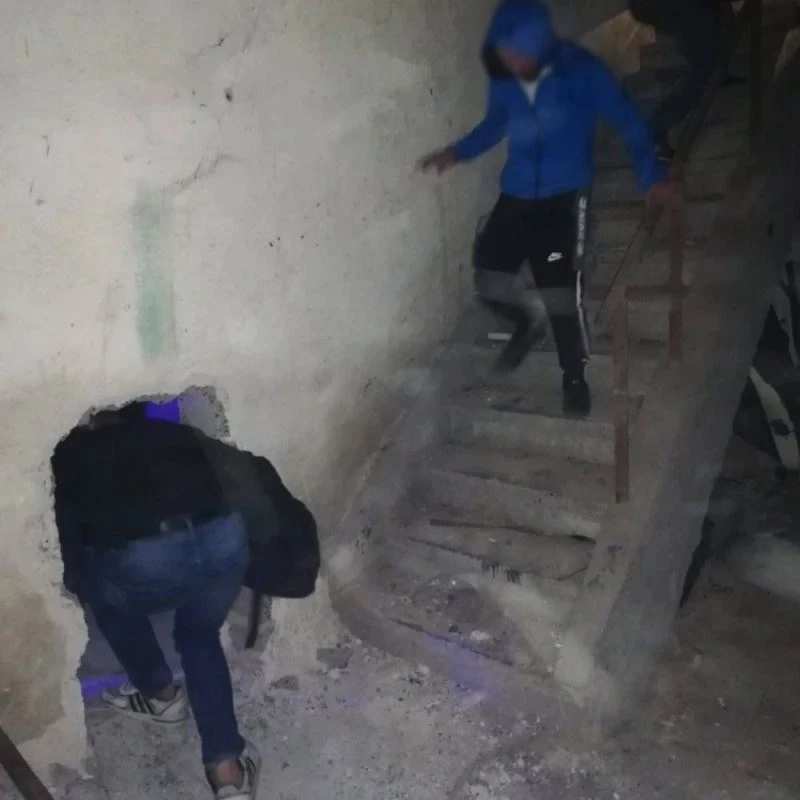 Duvardan gizli bölme açtılar, polise yakalandılar
