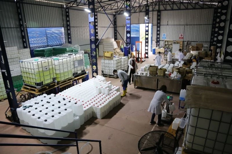 Açılan okulların dezenfektan ihtiyacını karşılamak için bu okul fabrika gibi çalışıyor
