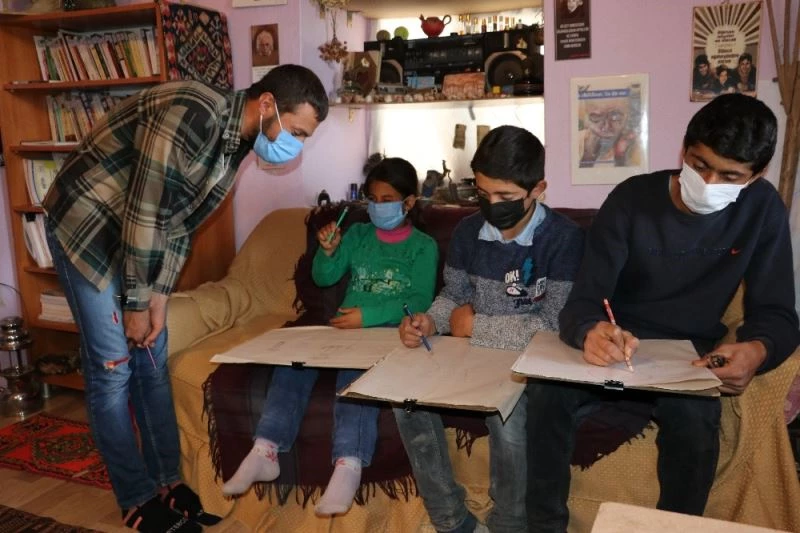 (Özel) Trafik kazasıyla hayatı değişen üniversite öğrencisi köy çocuklarına umut oluyor
