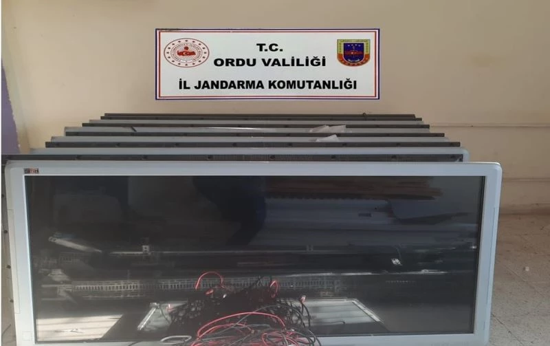 Ordu’da pes dedirten hırsızlık: 400 bin liralık ’akıllı tahtaları’ çaldılar
