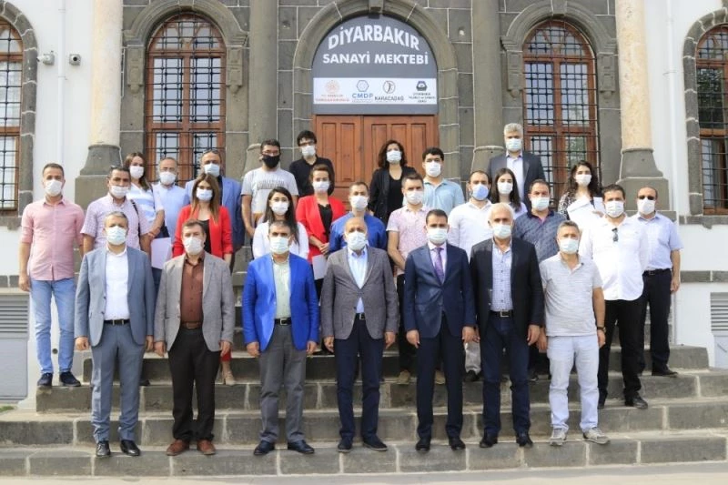 Diyarbakır Sanayi Mektebinde eğitim programını tamamlayan katılımcılara sertifikaları verildi
